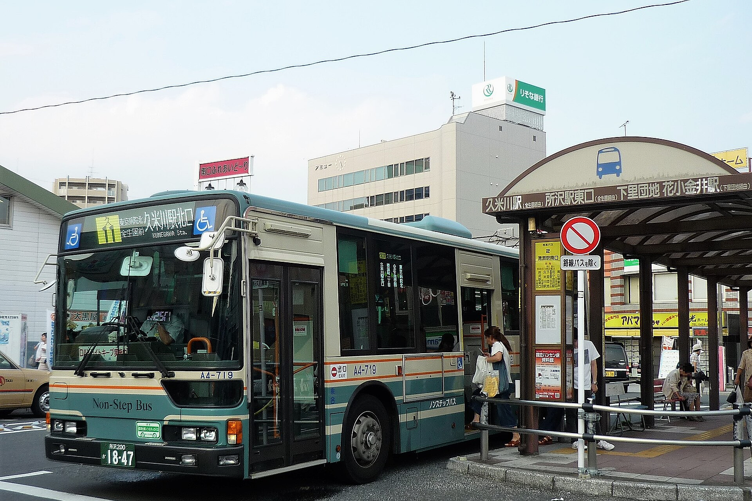 清瀬駅南口2番乗り場に停車中の西武バス