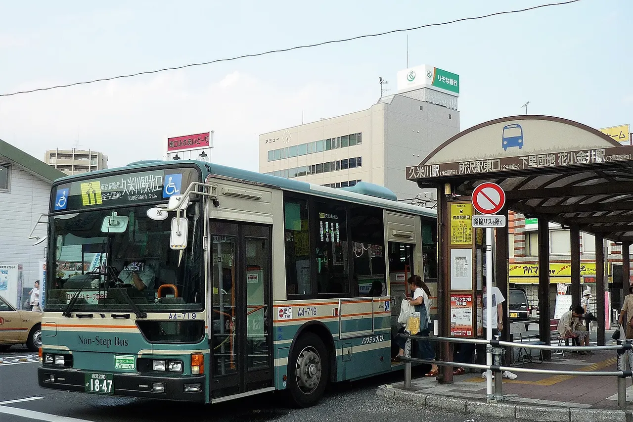 清瀬駅南口2番乗り場に停車中の西武バス