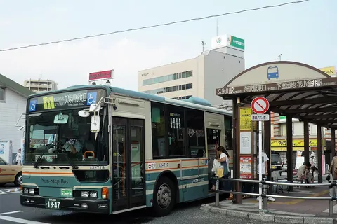 清瀬駅南口2番乗り場に停車中の西武バス