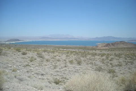 Lake Mead on the Colorado River , on the border between Nevada and Arizona ( United States ).