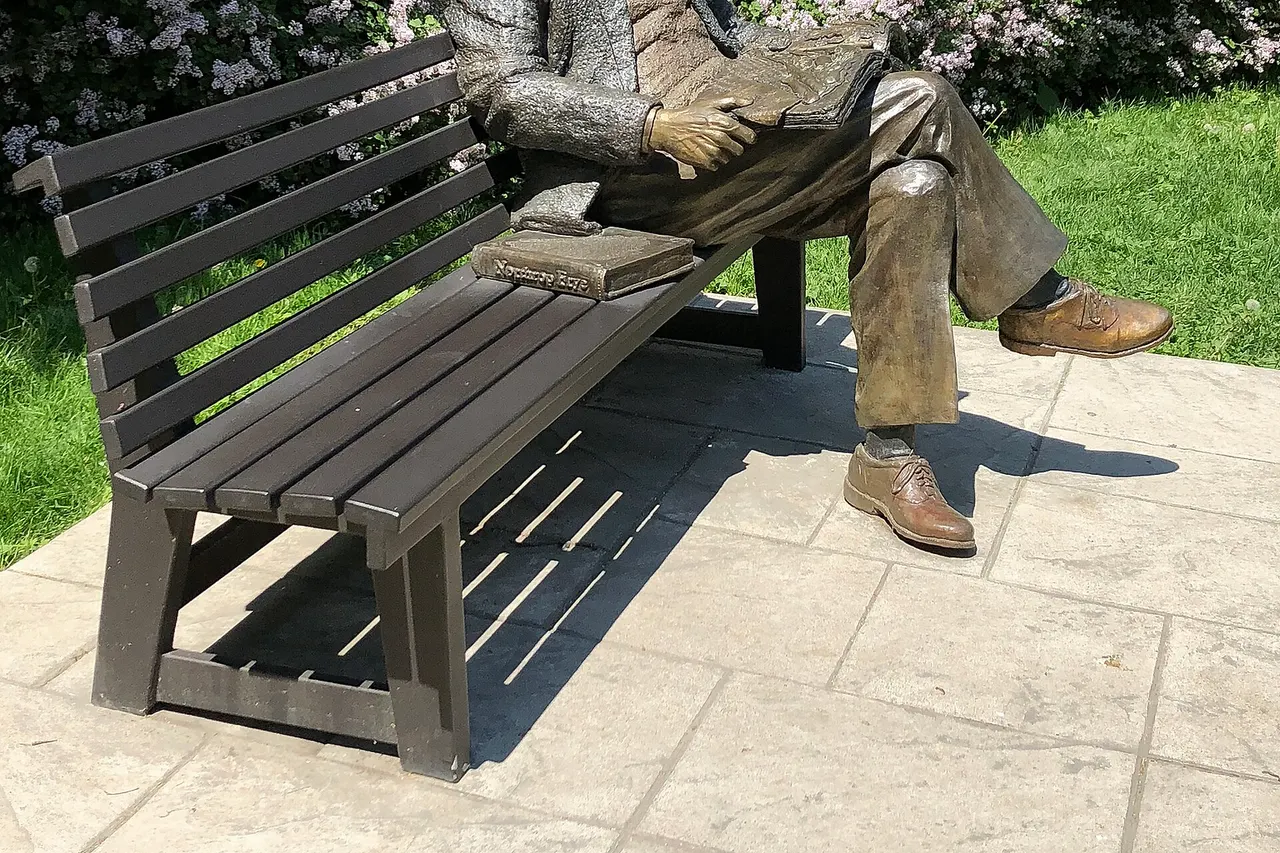 Sitting statue of Northrop Frye at Victoria College at the University of Toronto. (artists: Darren Byers and Fred Harrison, unveiled 2012). This statue has been since moved and is now in a different spot. More info here