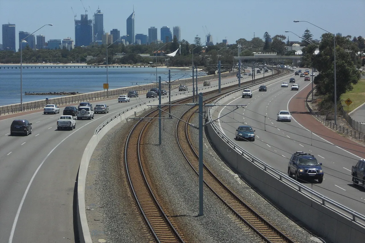 w:Kwinana Freeway , w:Mandurah railway , and w:Perth, Western Australia skyline from footbridge over freeway in w:Como, Western Australia