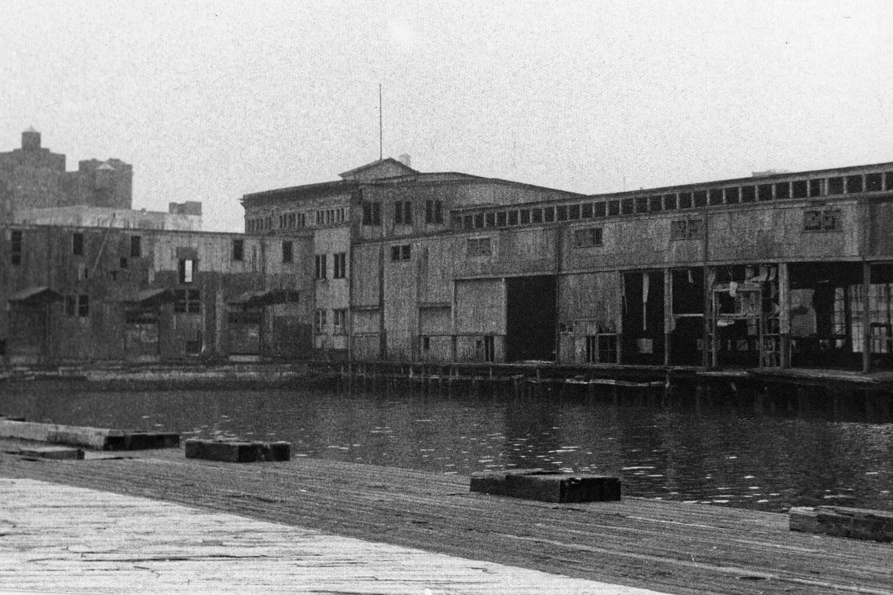 Delapidated New York Harbor docks in 1978. Camera : Kodak Retinette 1B viewfinder camera, using Kodak film stock. Software : optimized, perhaps cropped, with DxO PhotoLab 6 Elite , and possibly further optimized with Adobe Photoshop CS2 , from a 139mm x 88mm commercially printed photograph scanned with Epson Perfection V800. Wikimedia Commons at time of upload makes it difficult to immediately view the helpful category links where you can find images related to this one in a variety of ways; for these go to the bottom of the page.