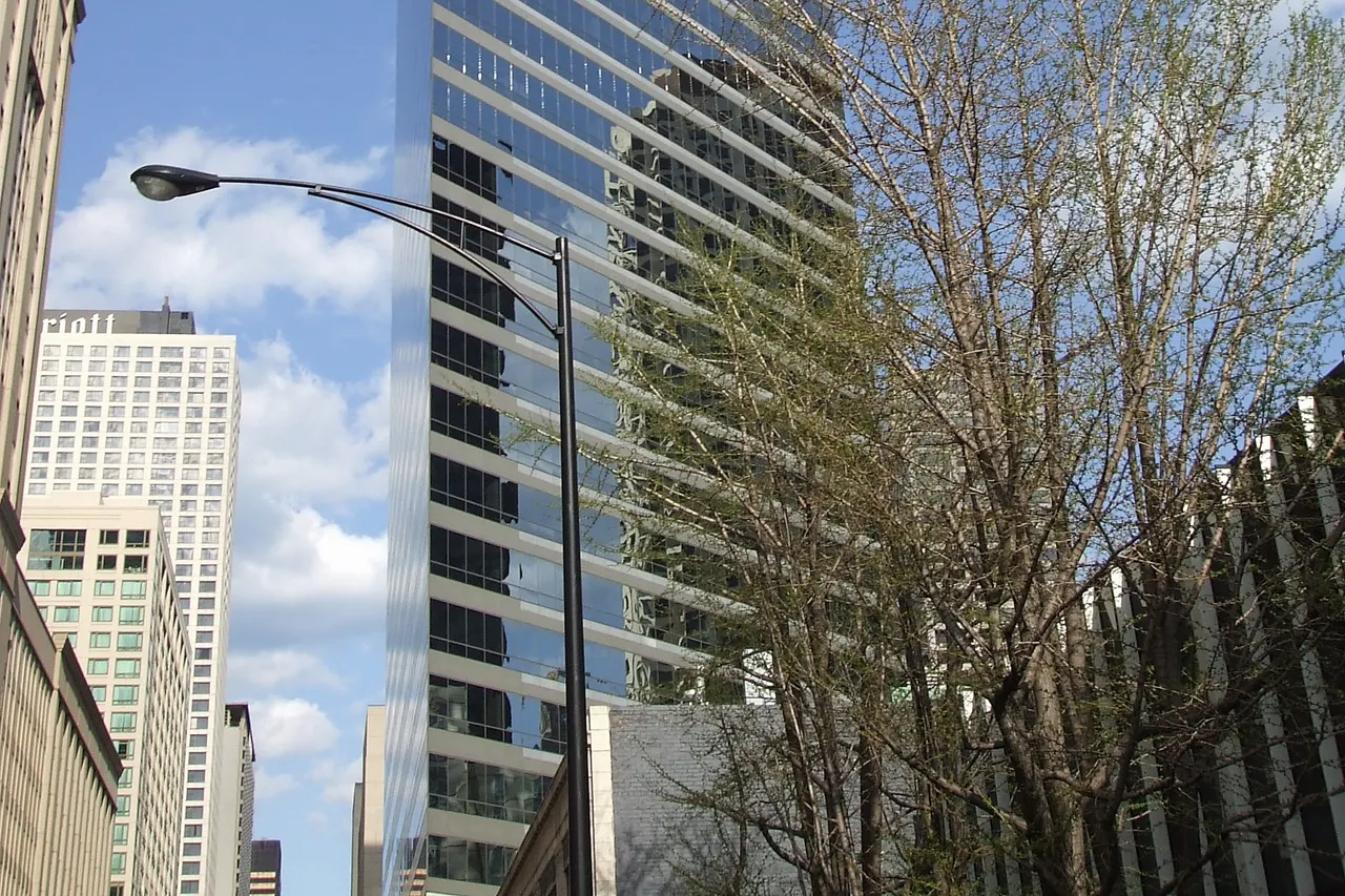 Photo of the American Medical Association headquarters in Chicago taken by User:Pinotgris on April 28, 2007. Architect Kenzo Tange (丹下健三, Tange Kenzō; September 4, 1913 - March 22, 2005) Construction started 1987
