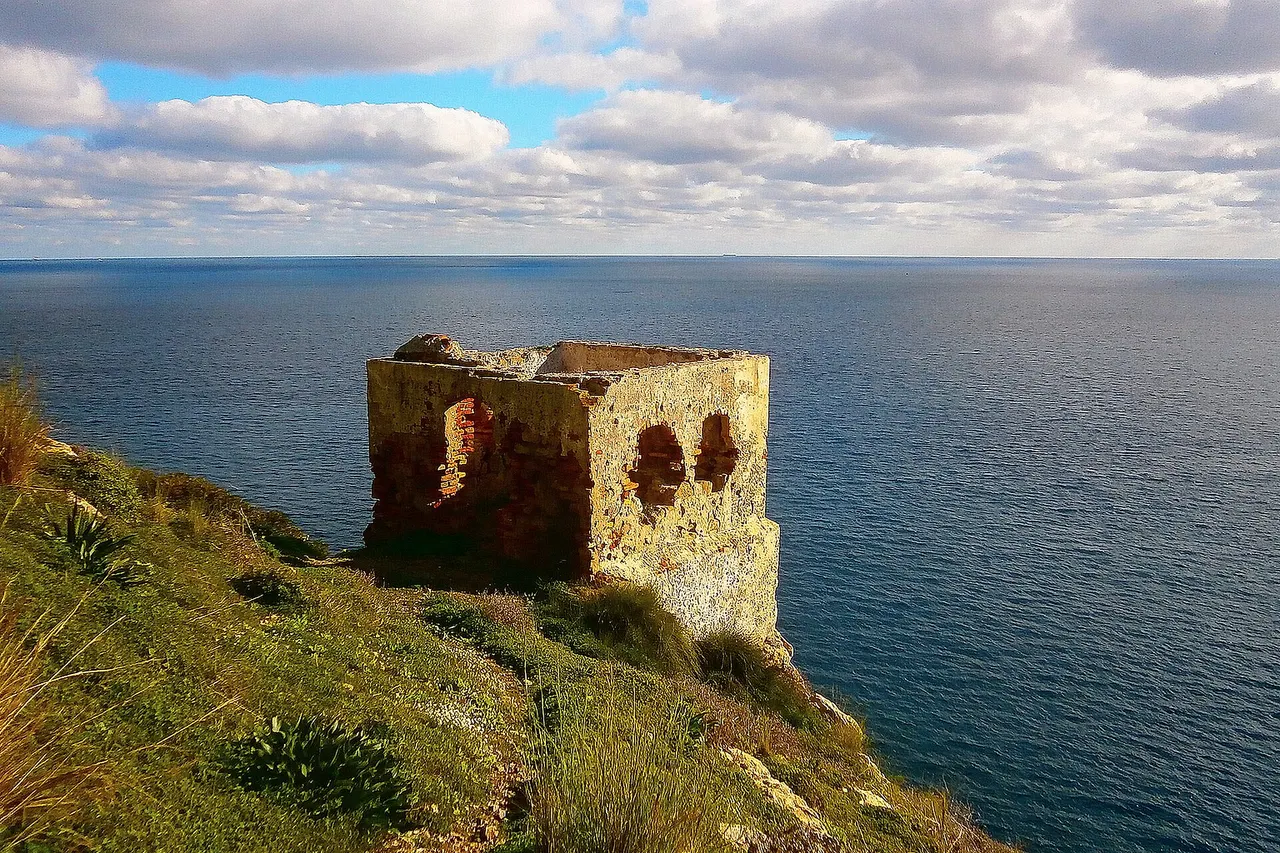 Pequeño enclave destinado a la vigilancia y estancia de guardias costeros del recinto defensivo de la península de la Almina o del Hacho de Ceuta, en su zona nordeste. En rigor podría denominarse atalaya costera, designada tradicionalmente como “garitón”. Tenía como misión la comunicación con las baterias del Desnarigado y la de Punta Almina.