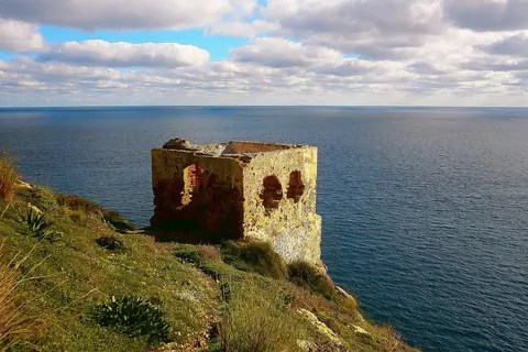 Pequeño enclave destinado a la vigilancia y estancia de guardias costeros del recinto defensivo de la península de la Almina o del Hacho de Ceuta, en su zona nordeste. En rigor podría denominarse atalaya costera, designada tradicionalmente como “garitón”. Tenía como misión la comunicación con las baterias del Desnarigado y la de Punta Almina.