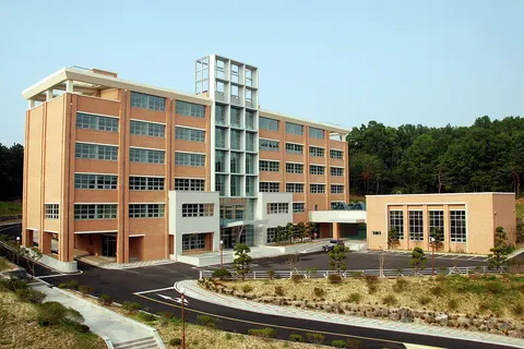 The Law Building (Building N12) of Chungnam National University seen from southwest.