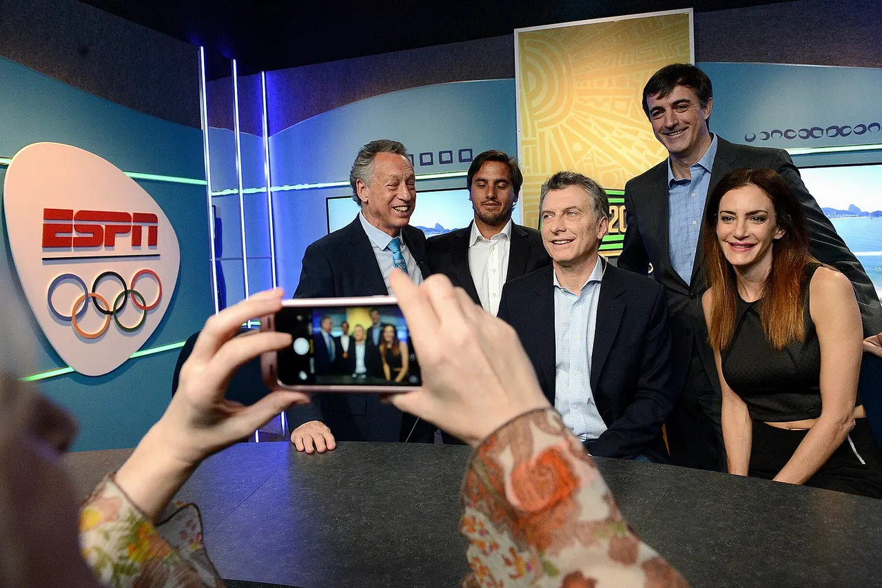 El presidente con periodistas de Juegos Olímpicos.