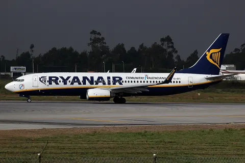 Boeing 737 de Ryanair no aeroporto do Porto.