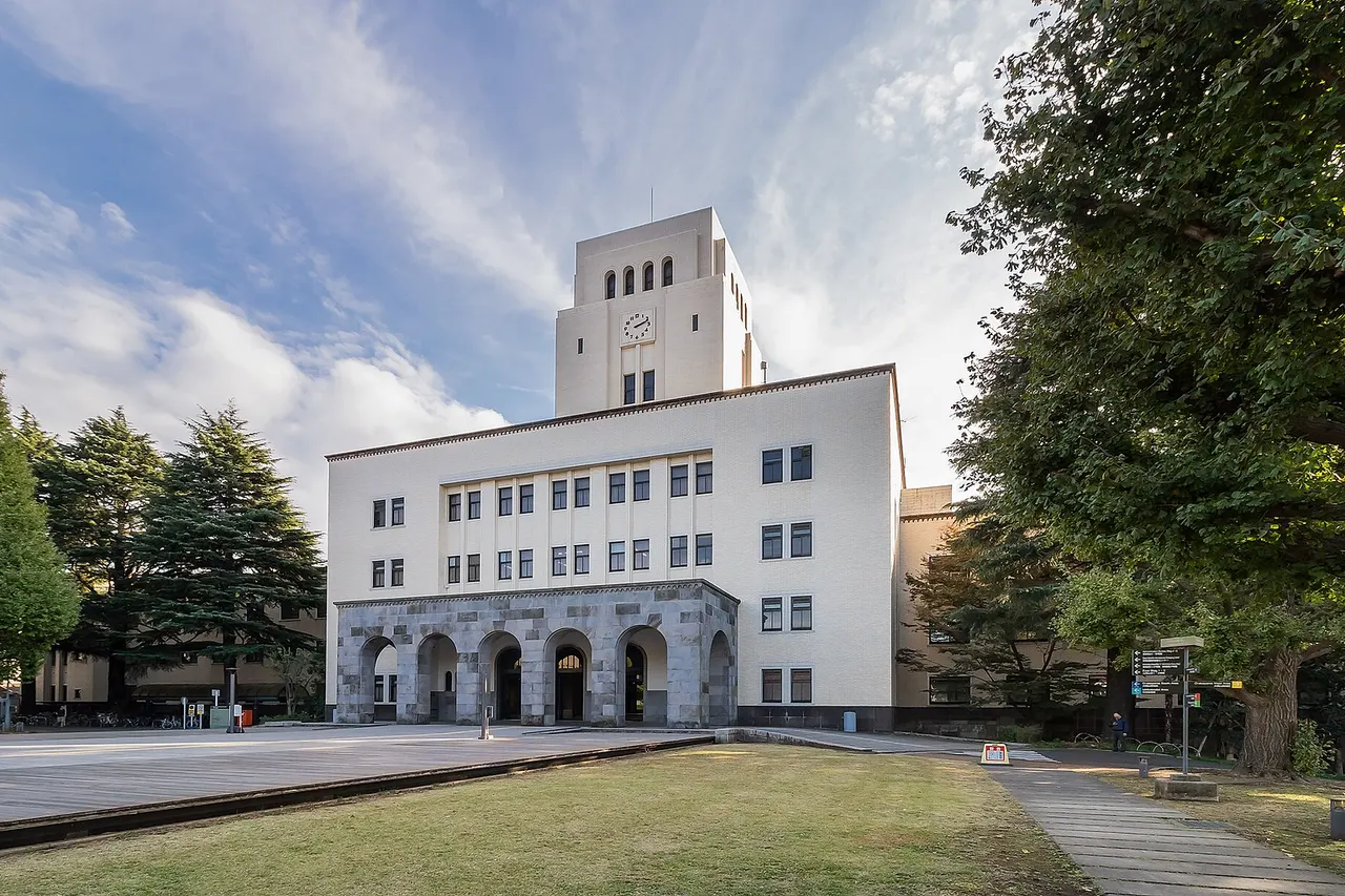 東京工業大学 大岡山キャンパス本館、東京工業大学復興部設計（橘節男、二見秀雄、谷口忠、時計塔のデザイン谷口吉郎）、1934年。登録有形文化財