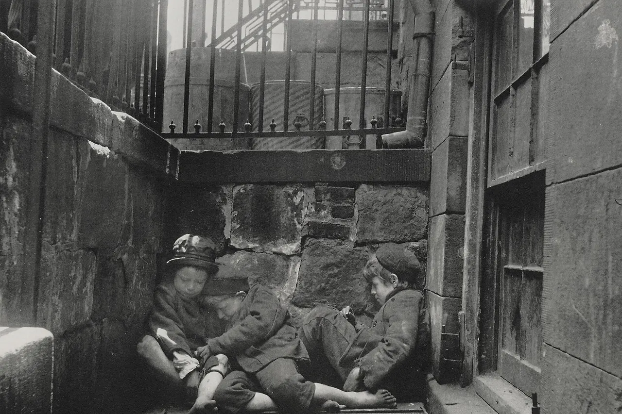 en:Jacob Riis : "Nomads of the Street", Street children in their sleeping quarters, New York