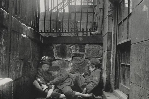 en:Jacob Riis : "Nomads of the Street", Street children in their sleeping quarters, New York