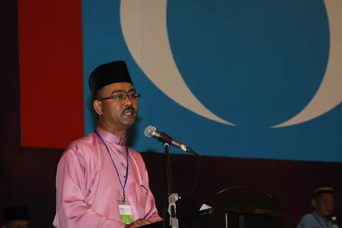 Fariz Musa is giving his sermon to Parti Keadilan Rakyat supporters.