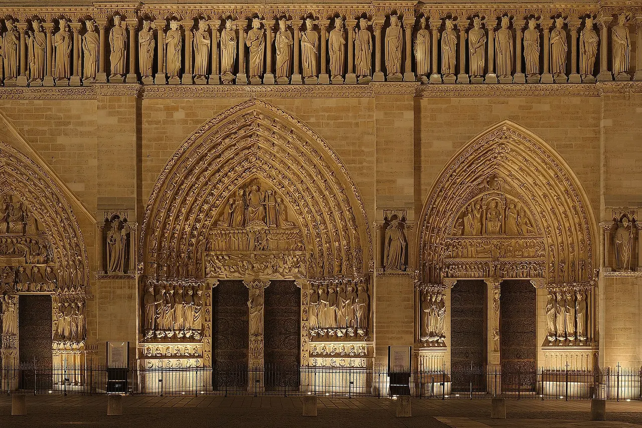Lower part of the front façade of the Notre-Dame Cathedral, in Paris, at night. On the upper part, the 28 kings of Judea and Israel. On the lower part, from left to right, the portal of the Virgin, the portal of the Last Judgement, and the portal of Saint-Anne. This picture is a mosaic of 12 photos (4x3) taken with a Canon EOS 400D+EF-S 17-55mm f/2.8 IS, at 55mm, f/8.0, 6 sec and ISO 100. Stitching was done with Hugin and Enblend.