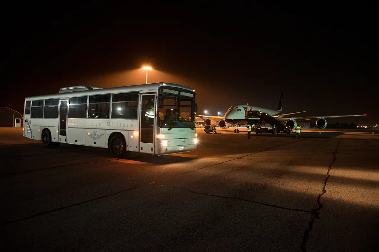 La Samaritan's Purse dona un ospedale da campo all'Italia. L'Aeronautica Militare supporta le operazioni di ricezione e di allestimento. E' atterrato martedì 17 marzo alle ore 21.18 presso l'aeroporto di Verona Villafranca il velivolo, un DC8, partito dagli Stati Uniti con a bordo personale (sanitario e logistico) e attrezzature mediche messe a disposizione dalla Samaritan's Purse (SP) per far fronte all'emergenza Covid 19. Samaritan's Purse è un'organizzazione umanitaria cristiana evangelica che opera in oltre 100 nazioni in tutto il mondo. L'offerta di aiuto all'Italia, accolta dal Ministro della Salute del Governo Italiano e dal Presidente della Regione Lombardia, consiste in un ospedale da campo composto da 60 posti letto e 8 unità di terapia intensive ICU. L'ospedale sarà allestito nelle prossime ore nella città di Cremona e sarà operativo per un periodo di tre mesi, nell'ambito delle strutture sanitarie predisposte per far fronte all'emergenza Coronavirus attualmente in corso. L'Aeronautica Militare, su disposizione del Ministro Guerini, ha assicurato i supporti logistici necessari all'accoglienza e trasporto del personale e dei materiali presso la città di Cremona, ed ha garantito lo svolgimento delle previste operazioni aeroportuali e doganali. Ad accogliere i medici, gli infermieri e il personale proveniente dagli Stati Uniti, e a preoccuparsi dello scarico delle oltre 20 tonnellate di materiale e attrezzature, oltre agli specialisti dell'Air Terminal Operation Center e del Gruppo Autotrasporti del 3° Stormo, anche i funzionari dell'Agenzia delle Dogane, 12 rappresentanti della Protezione Civile di Cremona e una delegazione dell'advanced team della SP giunto in Italia qualche giorno fa per effettuare sopralluoghi e rilievi propedeutici al montaggio dell'ospedale. Grazie alle capacità logistiche di proiezione inoltre, un team specializzato del 3° Stormo supporterà nelle prossime ore il personale della SP durante le fasi di allestimento dell'ospedale da campo. Un secondo volo è previsto nei prossimi giorni per completare l'allestimento della struttura e integrare il team di specialisti.