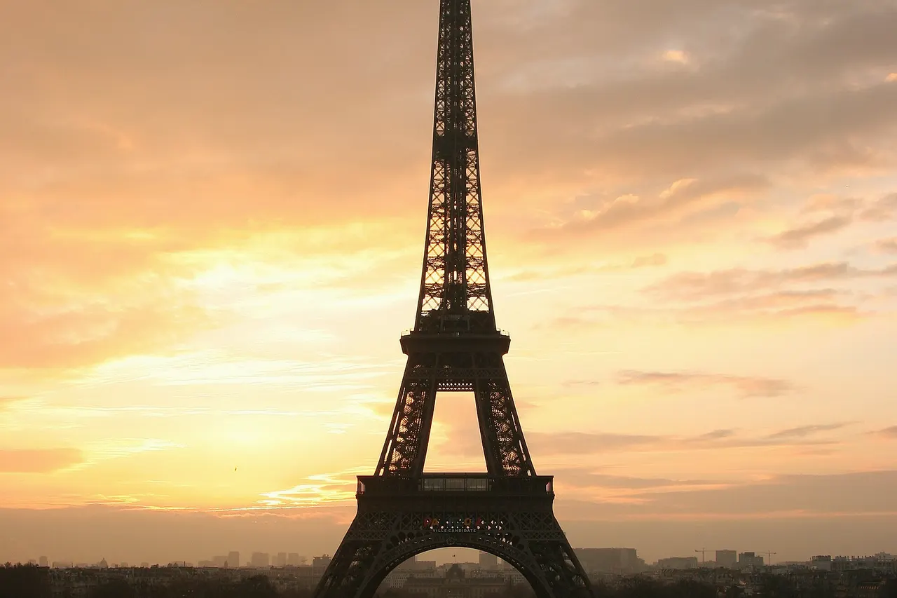 The Eiffel tower at sunrise, taken from the Place du Trocadero. Paris , France .
