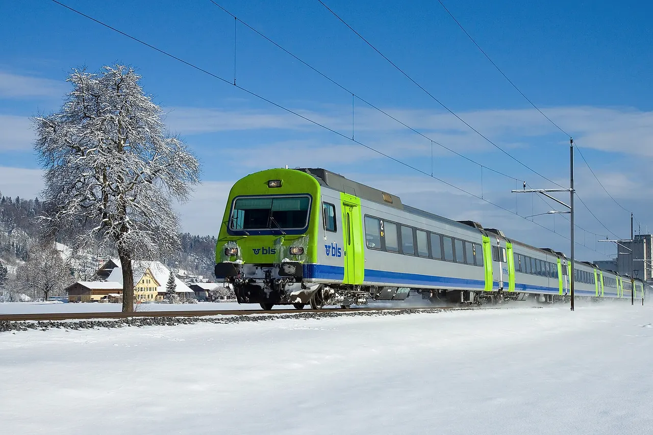 BLS EW III (mark III standard coaches) push-pull trainset hauled by a Re 465 locomotive on the RegioExpress service from Lucerne to Bern, just after Malters.