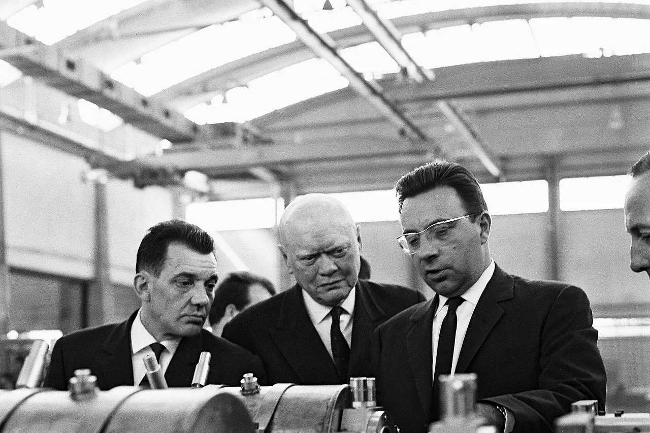 On 22 May 1964, Maurice Lemaire, Deputy of the French National Assembly and Chairman of the Committee on Production and Exchange, with its members visited the Joint Research Centre (CCRN) in Ispra (Italy). Here pictured with René Leroy, Head of the Section Automatic Linguistic of the CETIS.
