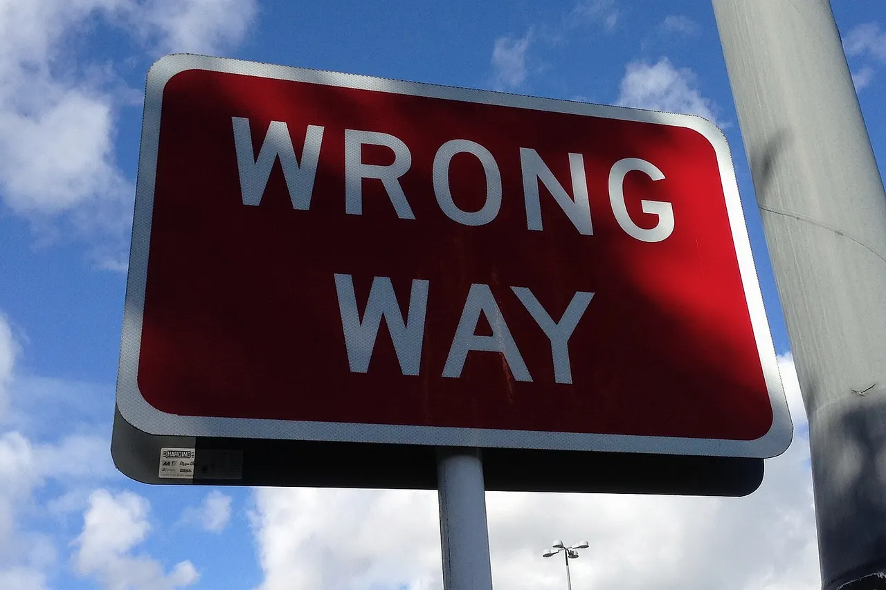 A wrong way sign is displayed at a motorway exit, facing away from the direction of vehicle travel in case a vehicle tries to turn into the motorway off-ramp. http://www.drivingtests.co.nz/roadcode/car/intersection/46/
