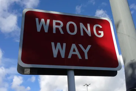 A wrong way sign is displayed at a motorway exit, facing away from the direction of vehicle travel in case a vehicle tries to turn into the motorway off-ramp. http://www.drivingtests.co.nz/roadcode/car/intersection/46/
