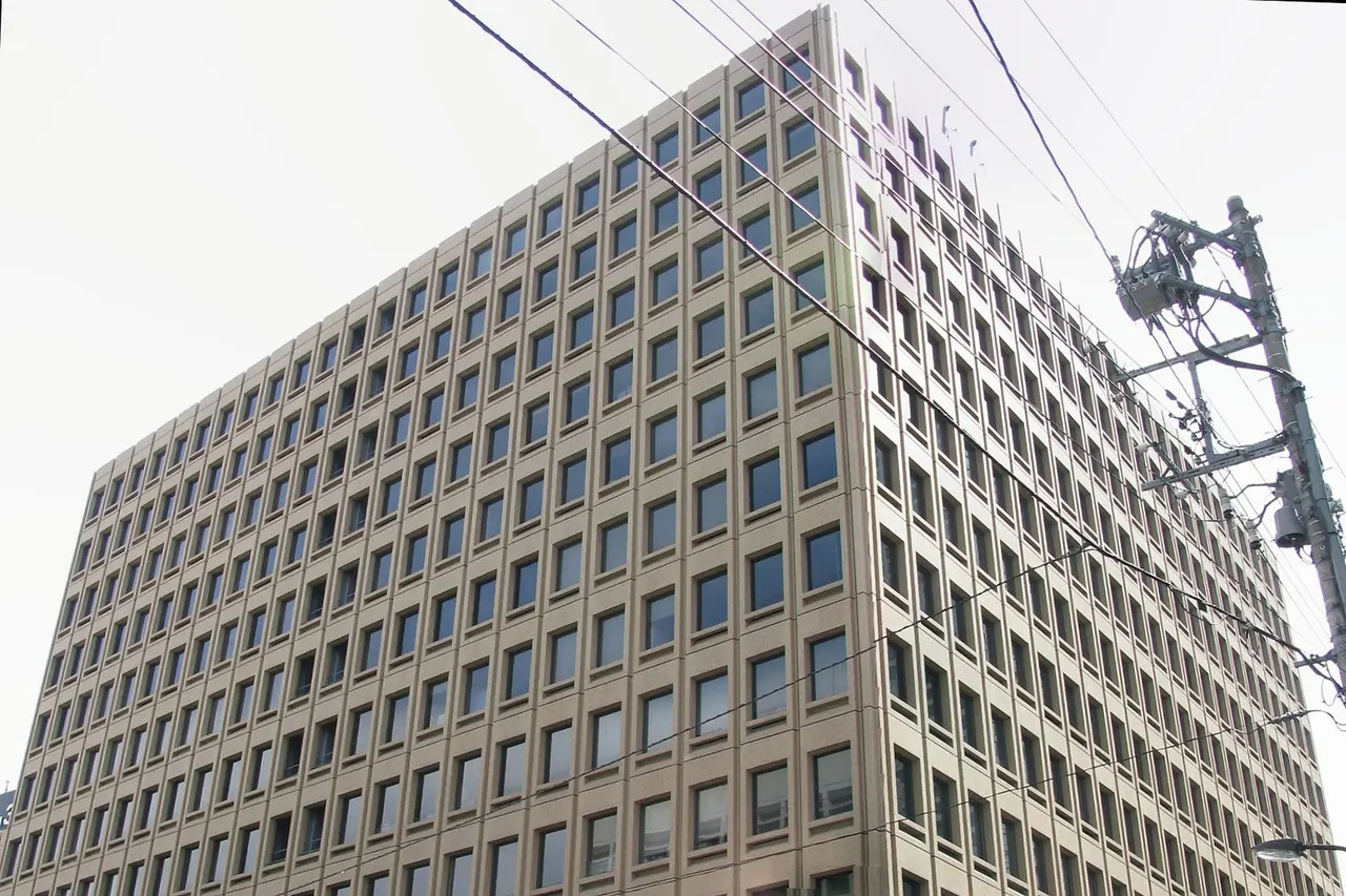 Mori Building 37. This place is Toranomon , Minato , Tokyo , Japan . It was the headquarters of Japan Air System