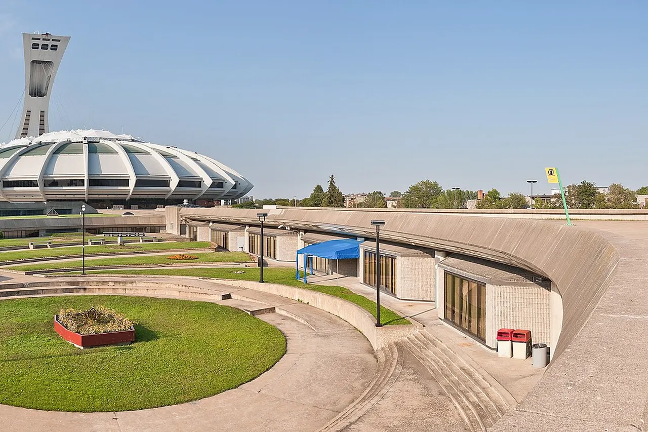 Panoramic view of the Olympic Park of Montreal , Canada . At the center, the Olympic Stadium . The tower is the tallest inclined structure in the world (175 m - 574 ft high). It is possible to reach the top of the structure with the use of an elevator.