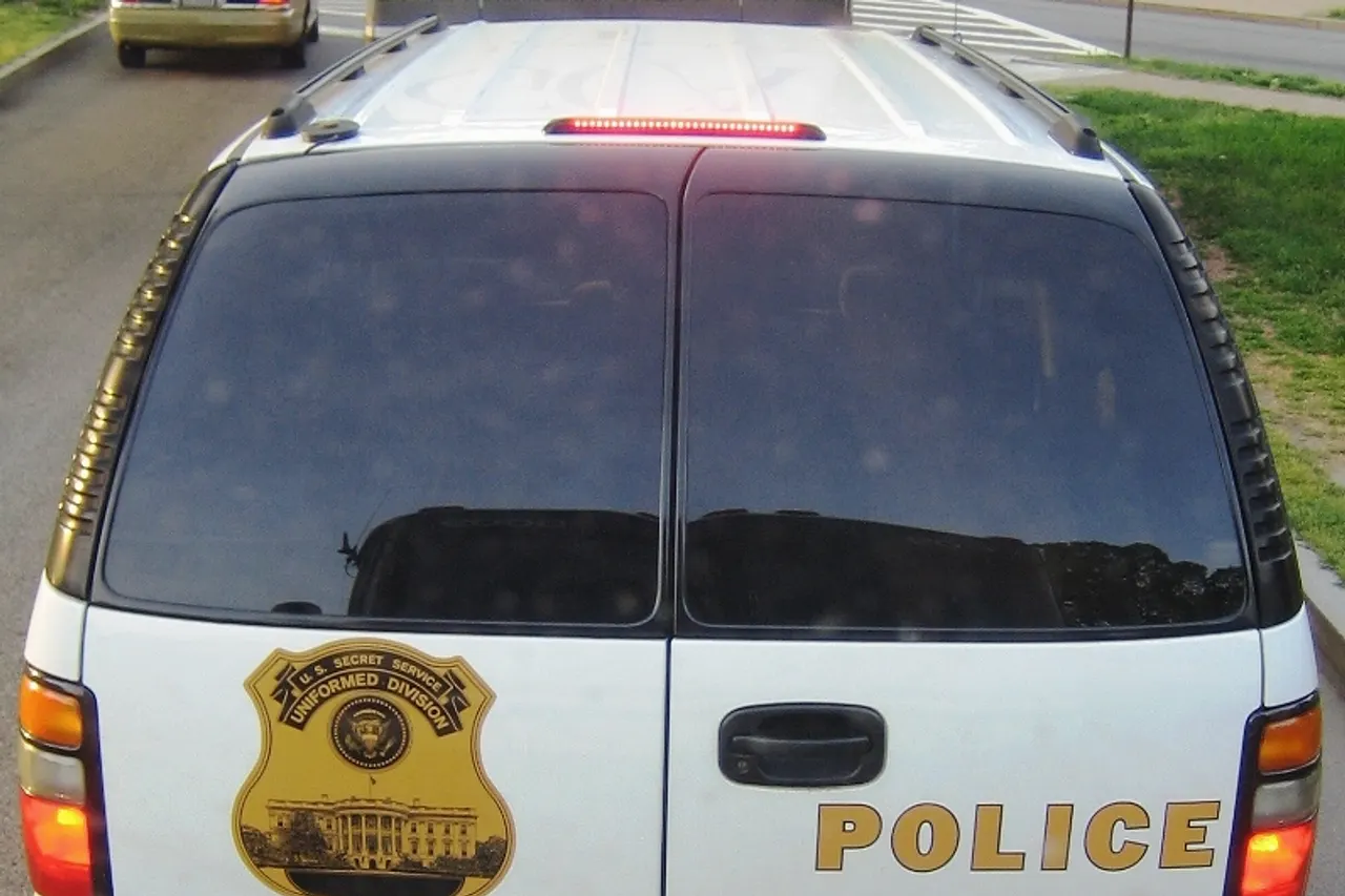 * Description: United States Secret Service Uniformed Division Chevrolet Suburban in Washington D.C. behind a bus from Georgia-Cumberland Academy . Source: Photo by User:Antwonw Date: May 1, 2007 Location: East Potomac Park Washington Author: User:Antwonw Other versions: US Secrect Service Uniformed Division.JPG