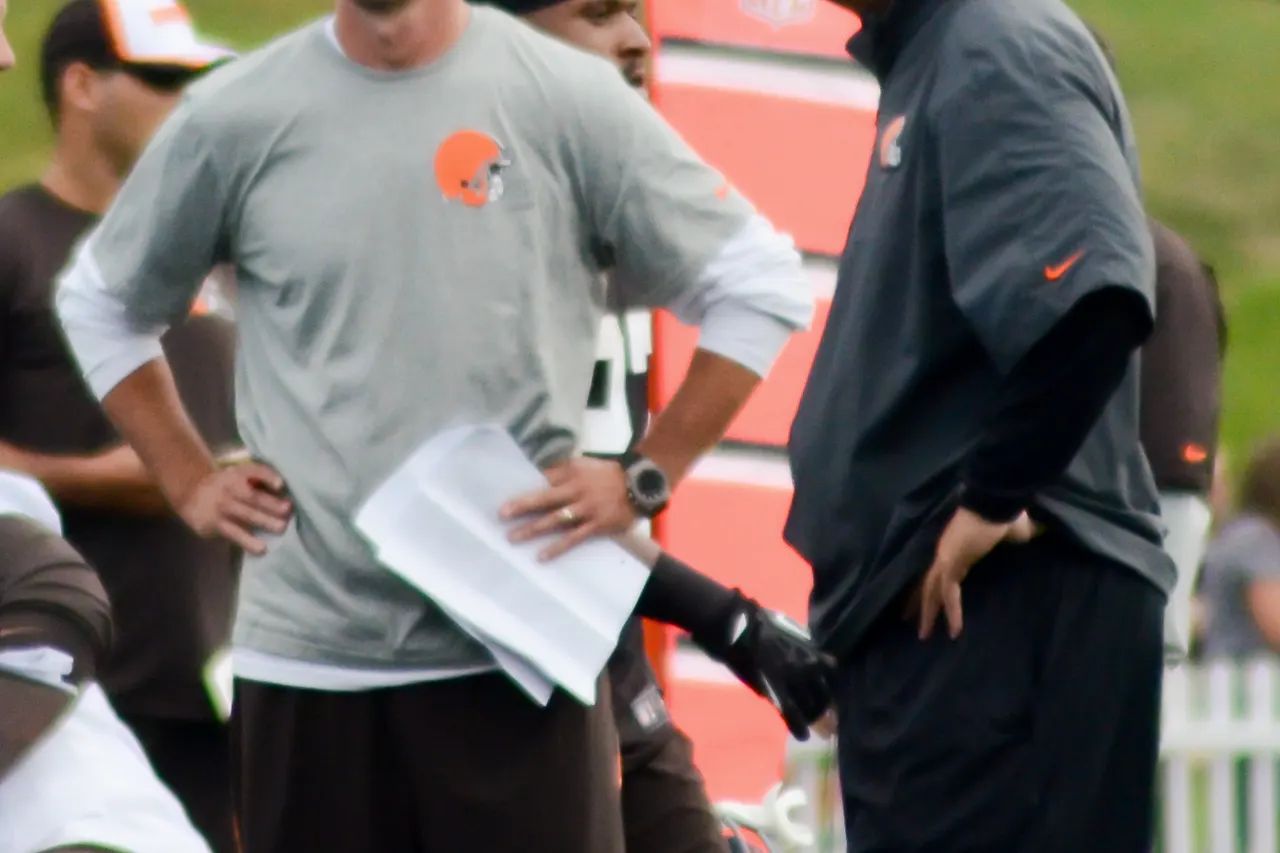 Kyle Shanahan (left) and Mike Pettine (right) at 2014 Browns Training Camp