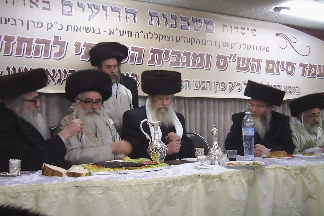 Rabbi Rabinowitz, Admor of Mishkenois HaRoim (left). In the middle Rabbi Avrohom Yitzchok Ulman of the Edah HaChareidis.