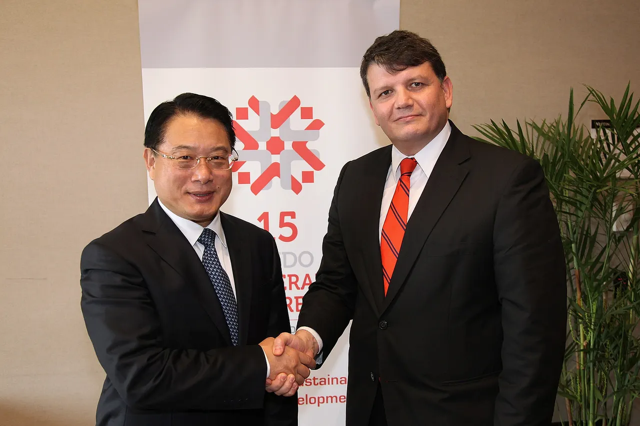 Oscar Stark Robledo, Vice-Minister of Industry and Commerce of Paraguay, meets Director General LI Yong, Lima, 4 December 2013.
