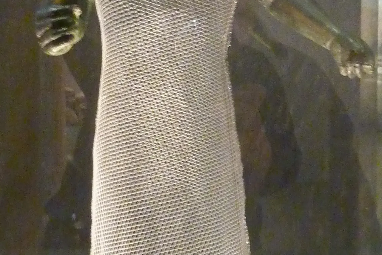 Dinéault : statue de la déesse Brigit (statue datant du 1er siècle après J.-C. trouvée au pied du Ménez-Hom ; cette statuette mêle des influences romaines (port d'un casque romano-corinthien) et celtes (traitement de la chevelure et du visage). Il s'agit probablement de la déesse Brigit, déesse du feu, de la fécondité et de la prospérité, que l'on peut assimiler à la déesse romaine Minerve.