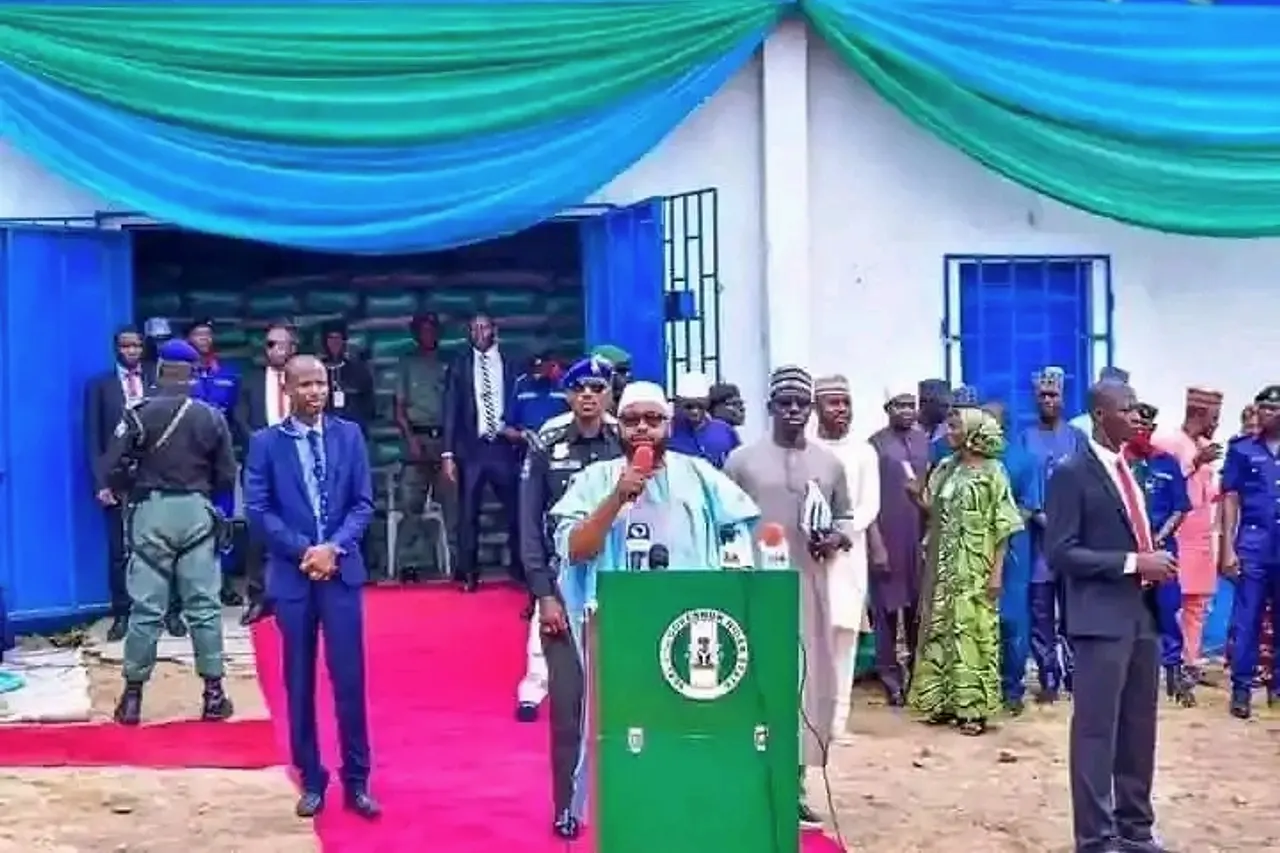Assistance to Niger state farmers by the governor with fertilizer