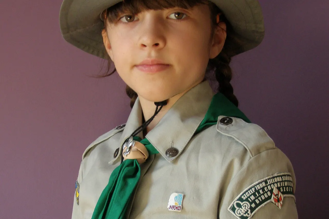 Uniform of girl Cub Scout in Poland ( ZHP )