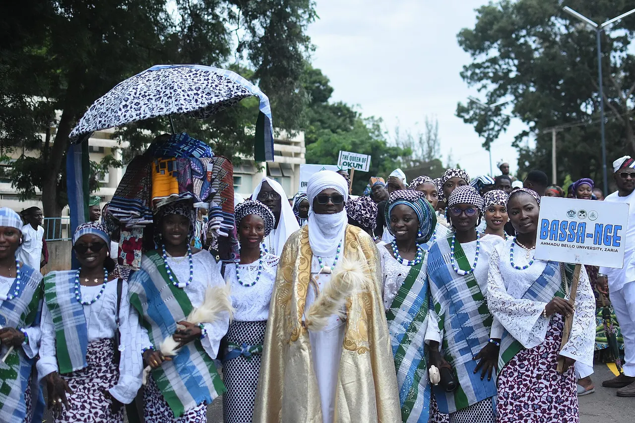 Baje kolin al’adun Bassa Nge (Nupawa) a bikin al’adu na Jami’ar Ahmadu Bello, Zariya, Jihar Kaduna, Najeriya.
